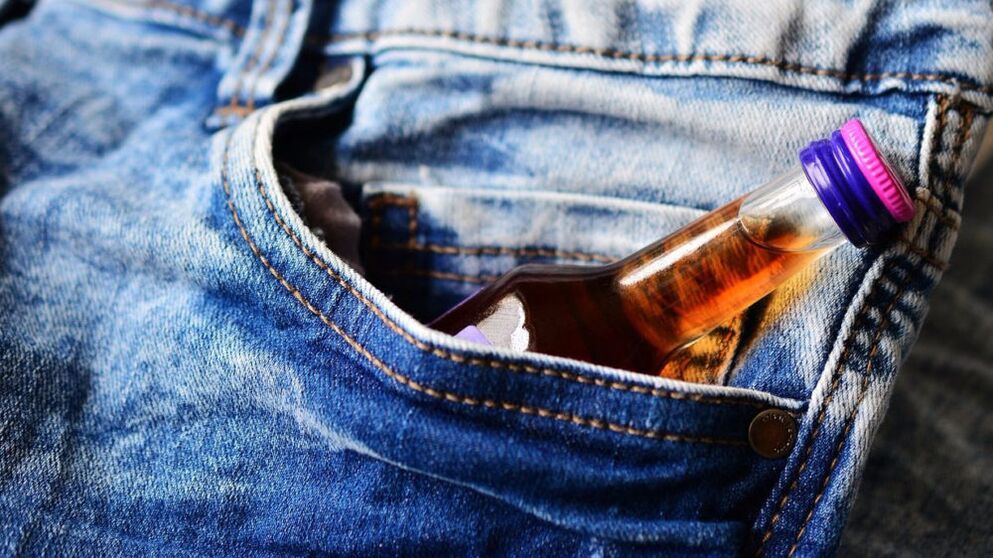 Alkohol botila bat poltsikoan