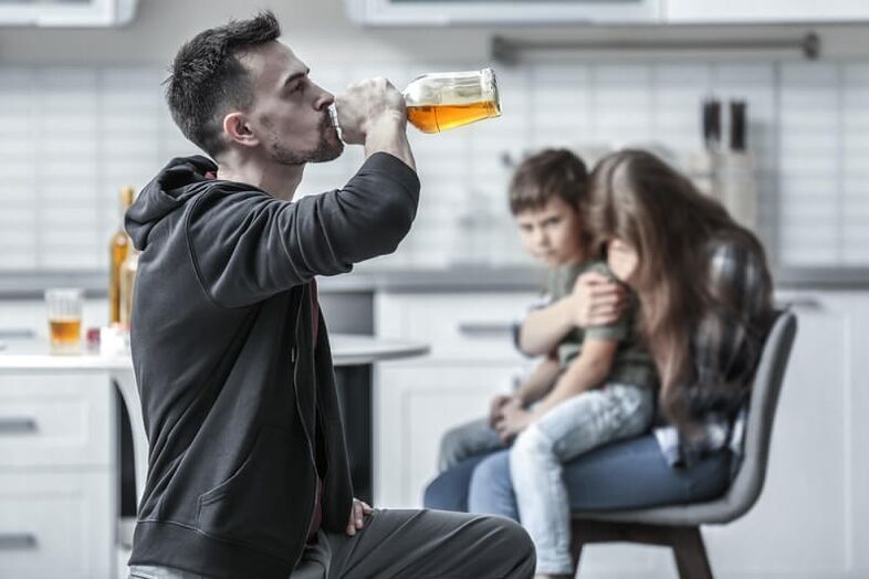 gizon batek alkohola edaten du nola lagundu irteten